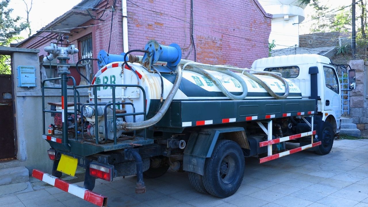 Hydro vacuum excavation